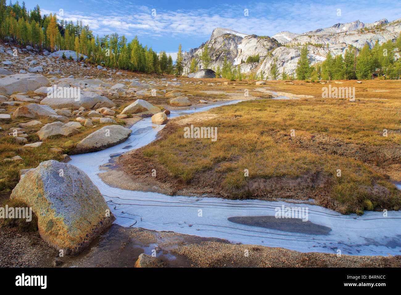 Petit ruisseau gelé près de la perfection dans l'enchantement du lac Lacs lacs de montagne Désert, Washington Banque D'Images