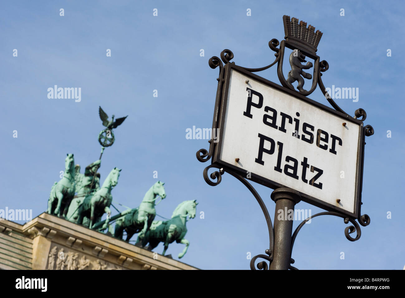 Détail de Quadriga sur le dessus de la porte de Brandebourg et la rue signe à Pariser Platz à Berlin Allemagne 2008 Banque D'Images