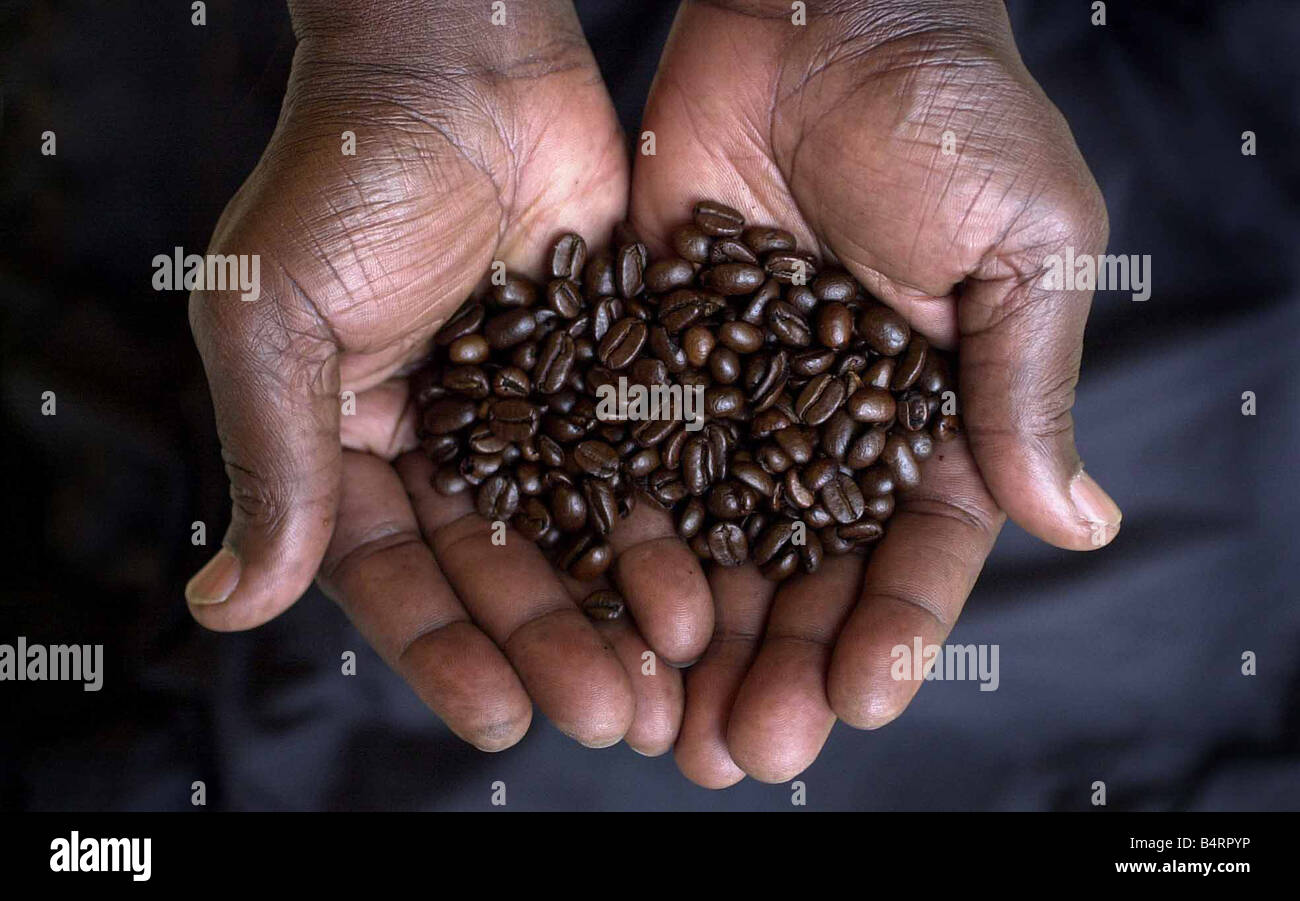 Samuel Magona un producteur de café de l'Ouganda avec quelques grains de café du commerce équitable Udandan au Costa Coffee à Birmingham Banque D'Images