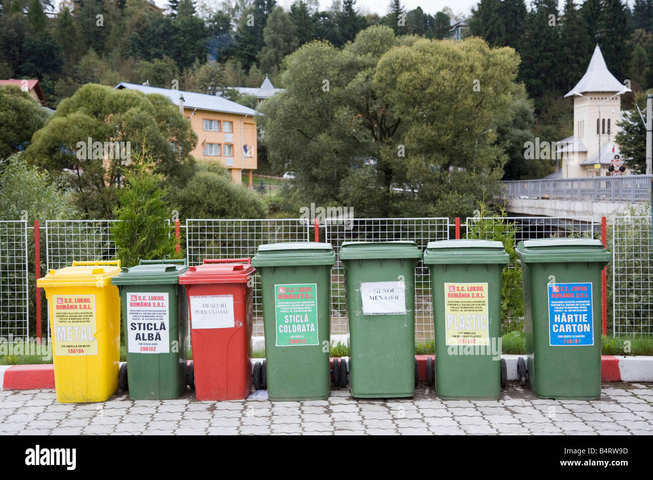 Roumanie Europe ligne de bacs de recyclage couleur Wheelie Banque D'Images