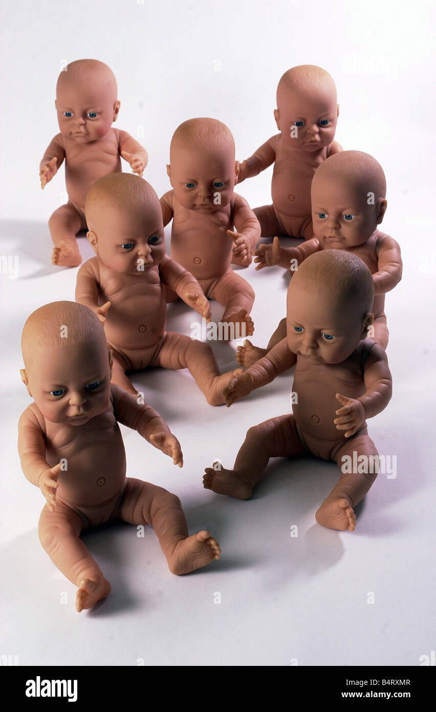 Baby Dolls organisés dans diverses poses en studio Banque D'Images
