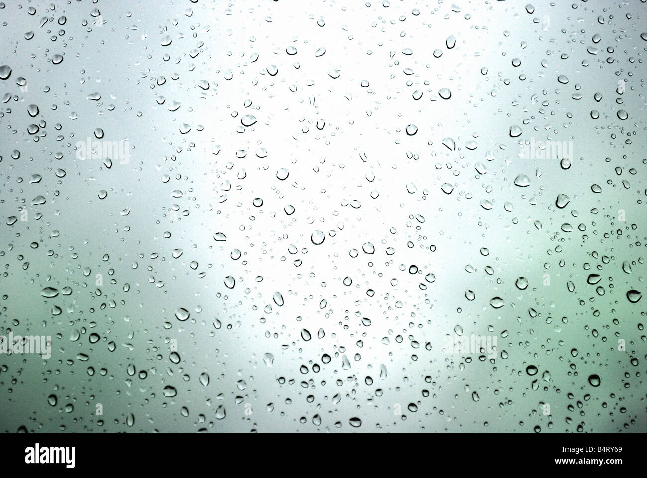 Gouttes de pluie sur une fenêtre et mystique silhouette de ville Banque D'Images