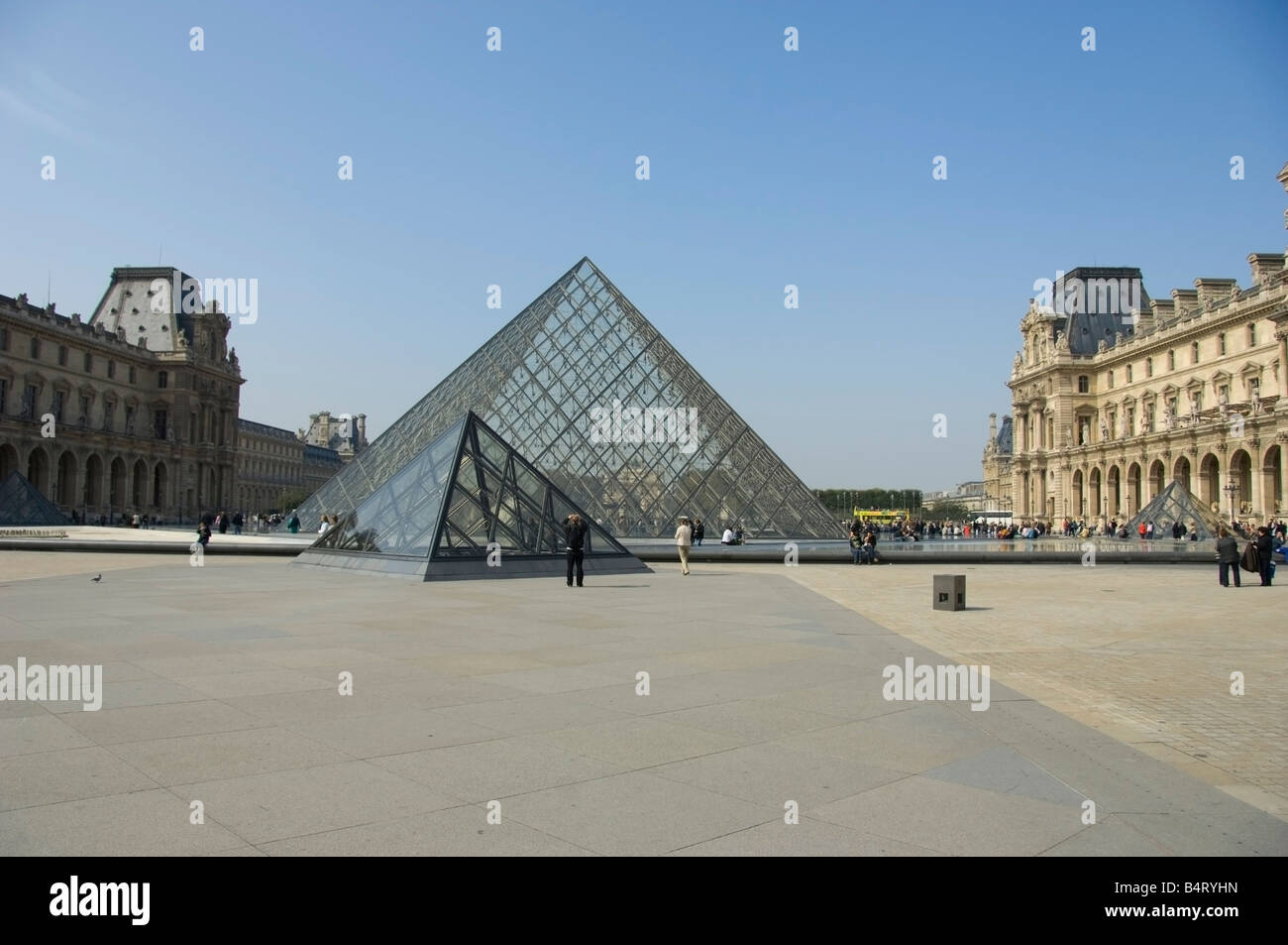 Musée du Louvre Paris pyramide de verre Banque D'Images