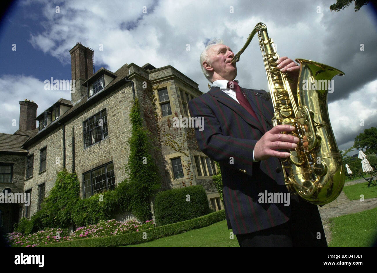 Les Brecon Jazz Festival 2001 à Llangoed Hall saxophoniste Ralph Smith joue pour les résidents de l'hôtel le groundsof 10 Août 2001 Banque D'Images