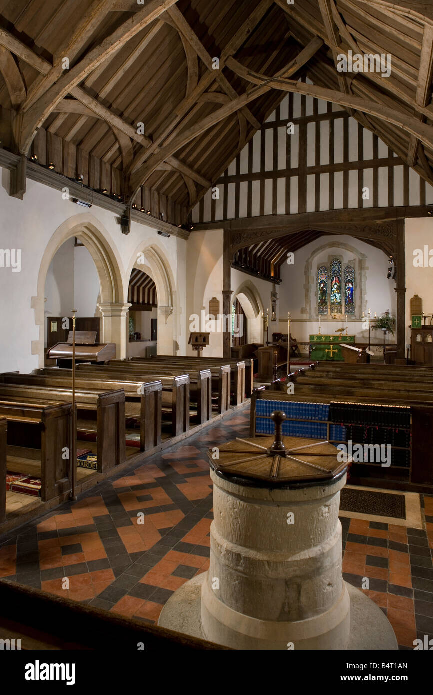 L'église paroissiale, l'intérieur Rotherwick Hampshire de police dans nef datant de C15 de choeur datant de C13 Banque D'Images