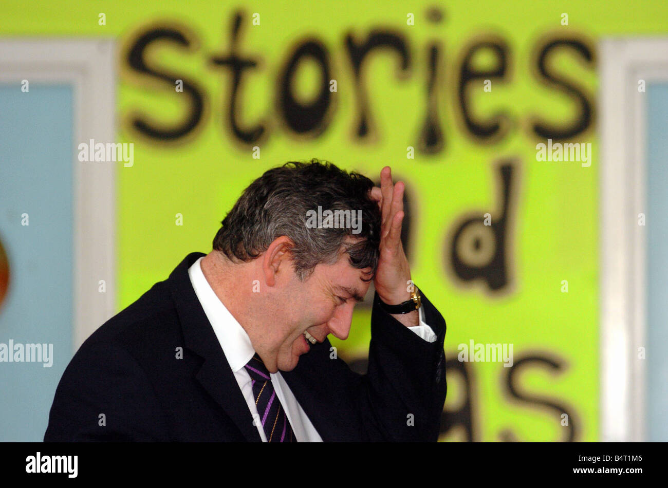 Le ministre des Finances Gordon Brown photographié au cours d'une visite à l'école primaire à Gabalfa rencontrez les parents et discuter de l'introduction du gouvernement s child trust fund 5th jan 2005 Banque D'Images