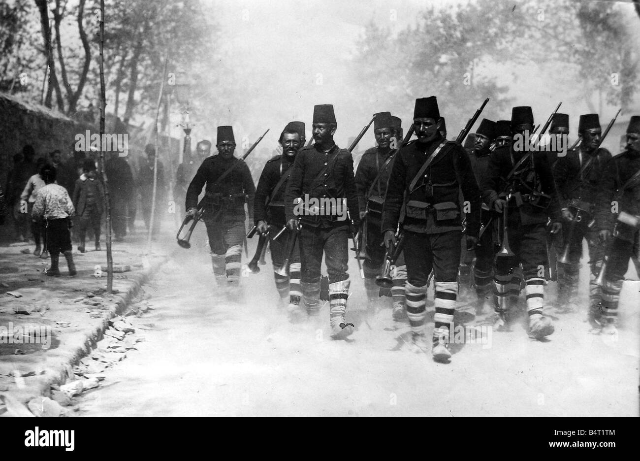 Guerre des Balkans Octobre 1912 jeunes soldats turcs sur le march Banque D'Images