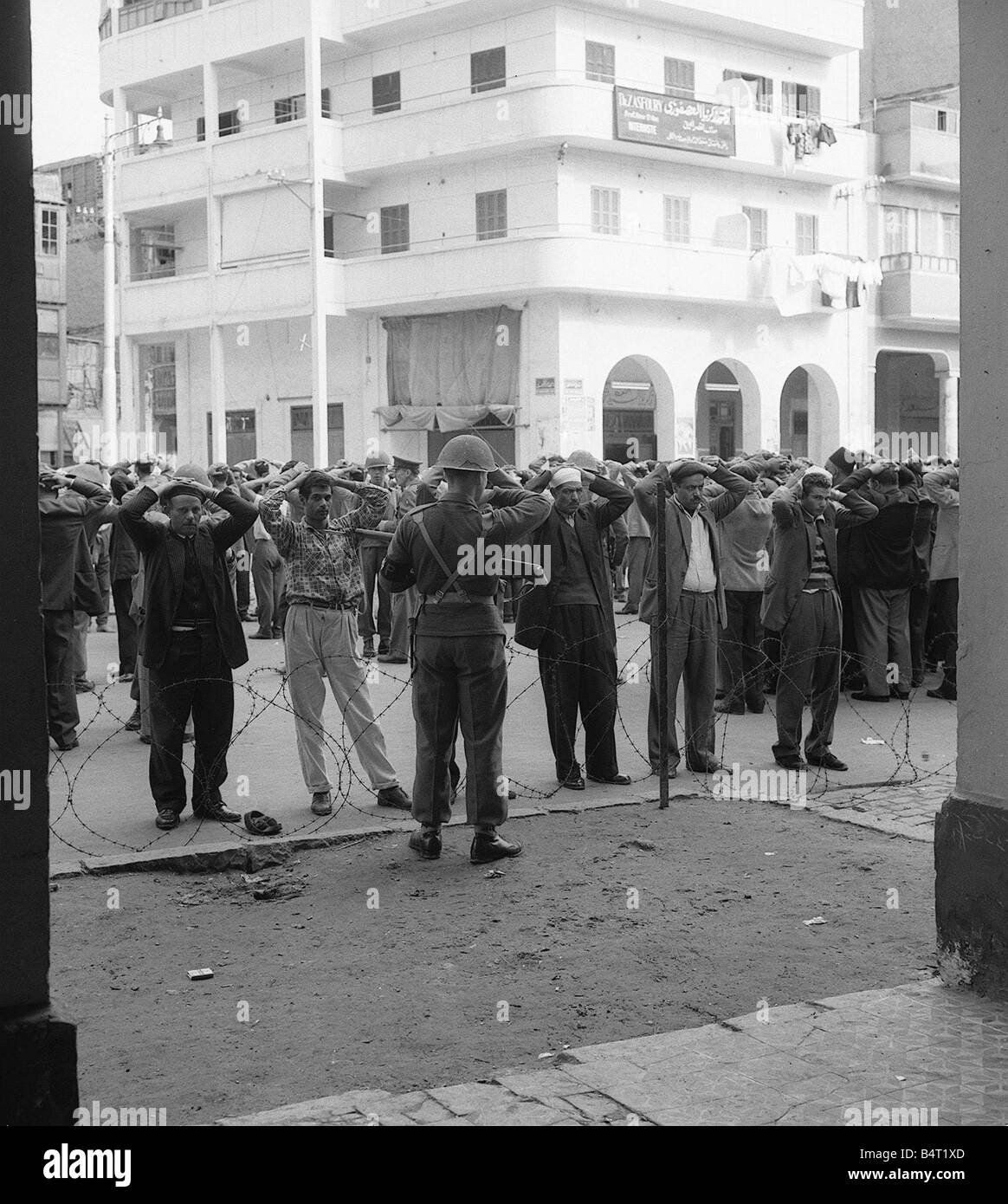 Crise de Suez 1956 troupes assistée par des agents du CID arabe recherche Chypre Ville de Port Saïd pour les ravisseurs de Lieutenant Moorhouse Banque D'Images