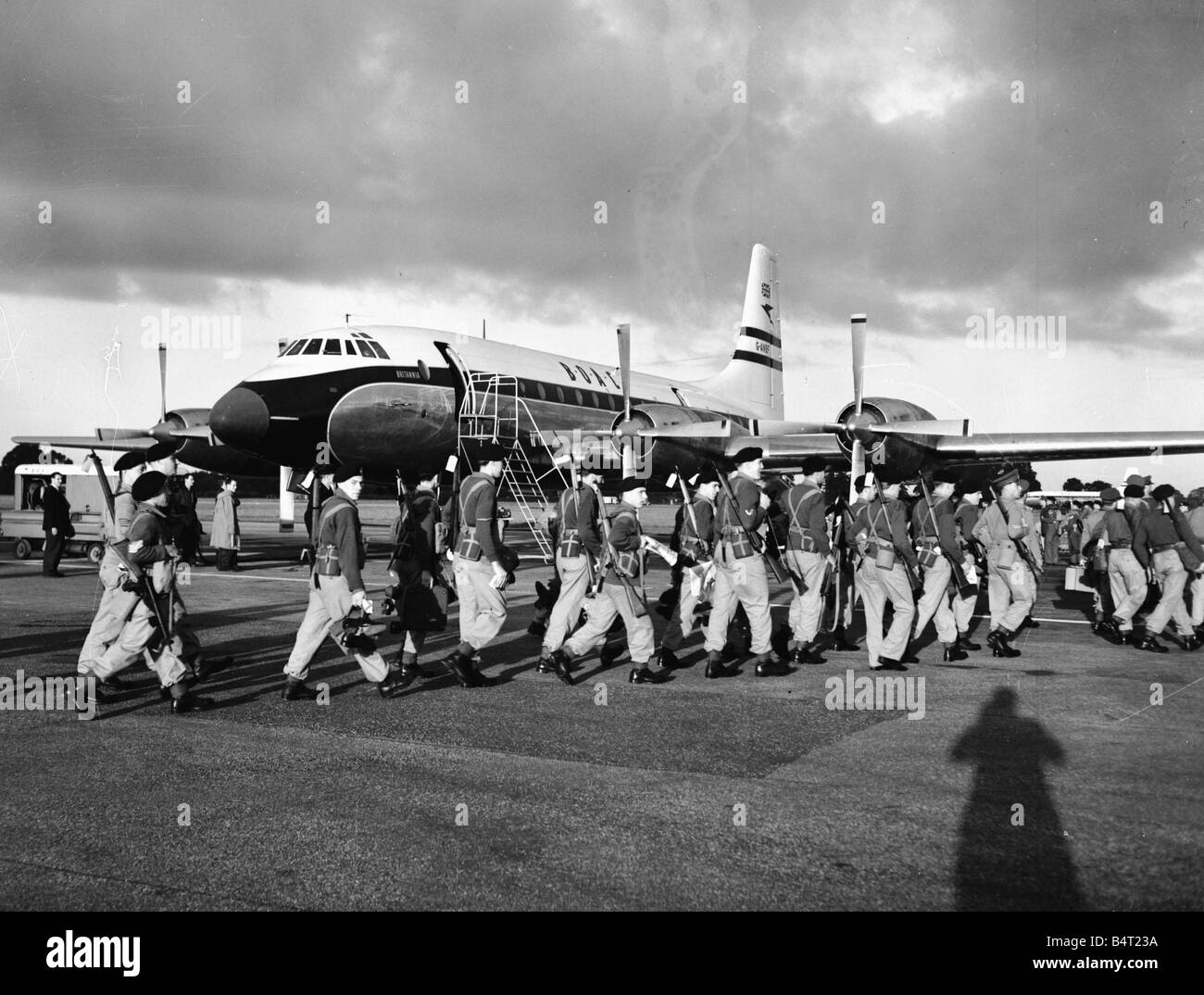 Crise de Suez 1956 hommes du régiment du duc de Wellington 1er Bataillon 1re Division d'infanterie à Blackbuse aéroport où ils s'embarqueront sur Brittania aircraft pour la Méditerranée Banque D'Images