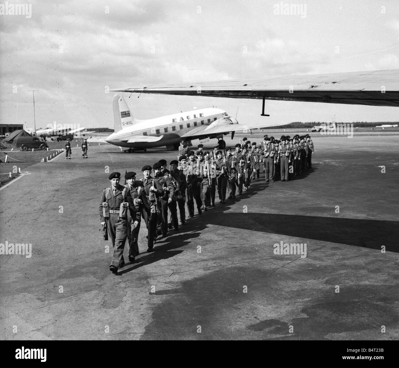 Crise de Suez 1956 hommes du régiment du duc de Wellington 1er Bataillon 1re Division d'infanterie à Blackbushe Airport où ils s'embarqueront sur Brittania aircraft pour la Méditerranée Banque D'Images
