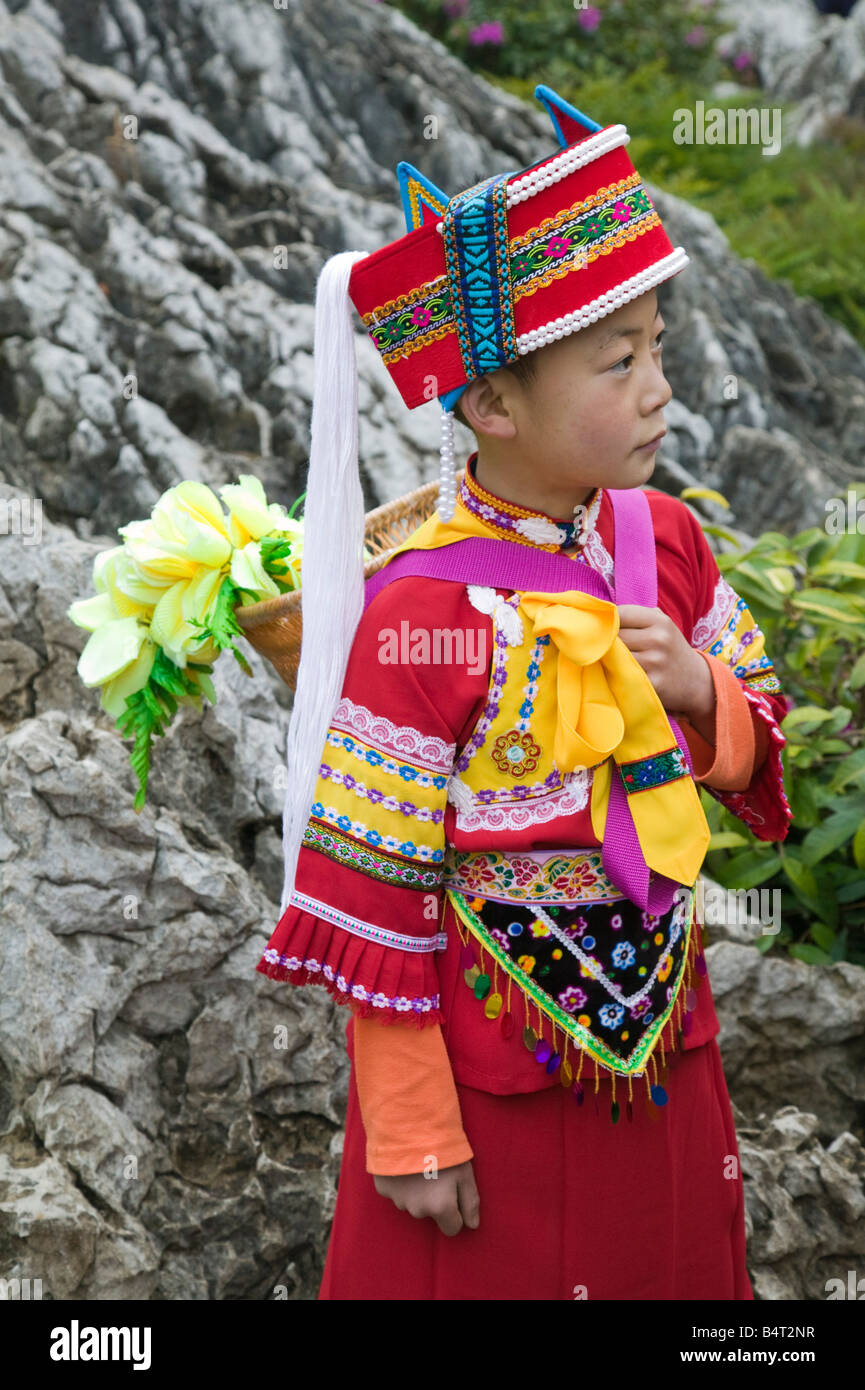 Chine, Province du Yunnan, Kunming, Shilin, la forêt de pierre, les jeunes visiteurs chinois habillés en costumes locaux Personnes Sani Banque D'Images