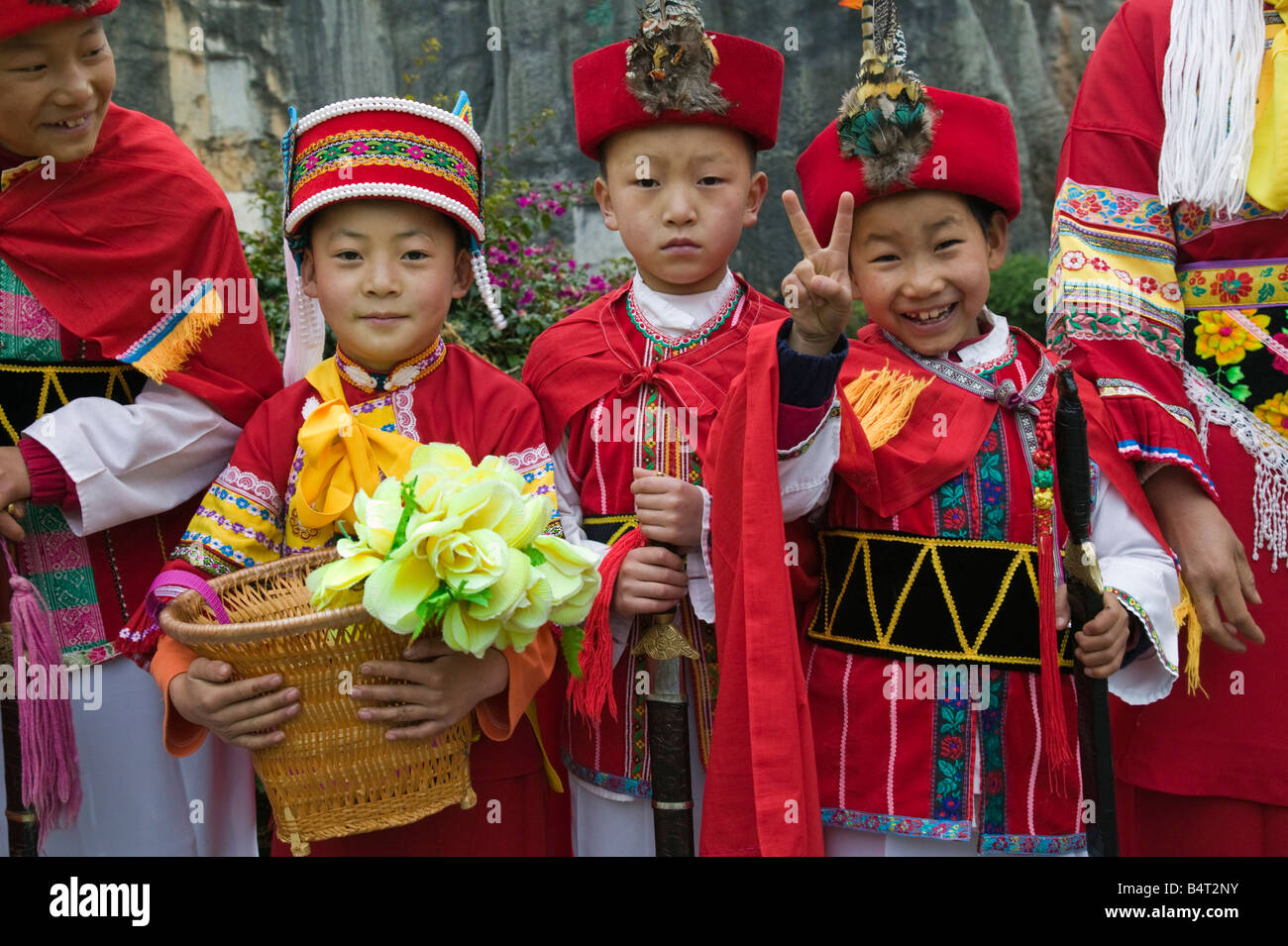 Chine, Province du Yunnan, Kunming, Shilin, la forêt de pierre, les visiteurs chinois habillés en costumes locaux Personnes Sani Banque D'Images