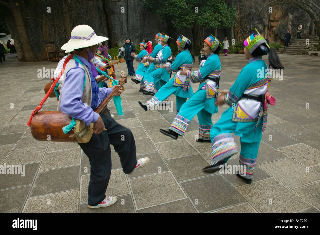 Chine, Province du Yunnan, Kunming, Shilin, la forêt de pierre, des minorités Sani Sani fois Dance Performance Banque D'Images