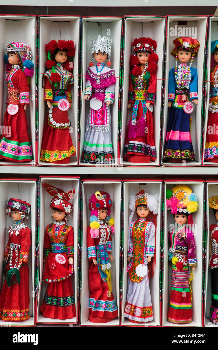 Chine, Province du Yunnan, Dali, poupées en costumes du peuple Bai, le Bai sont le principal groupe ethnique de la région de Dali Banque D'Images