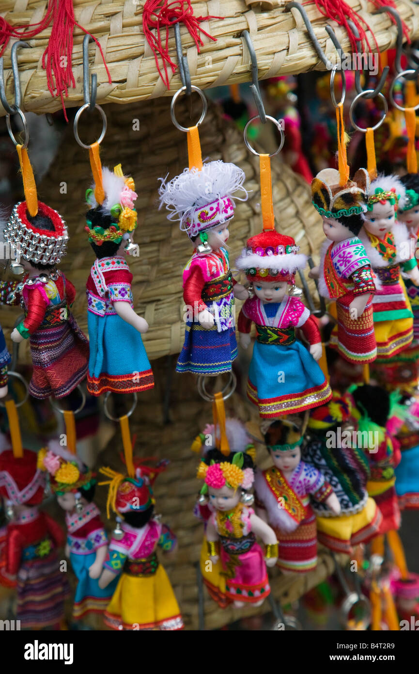 Chine, Province du Yunnan, Dali, Vieille Ville, mini-poupées en costumes de la minorité Bai Banque D'Images