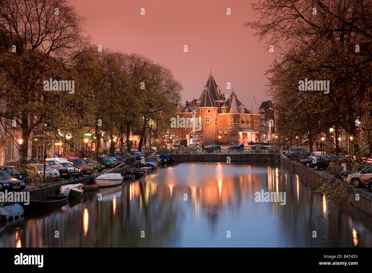 Kloveniers Burgwal canal et Waag bâtiment historique, le Nieuwmarkt, Amsterdam, Pays-Bas Banque D'Images
