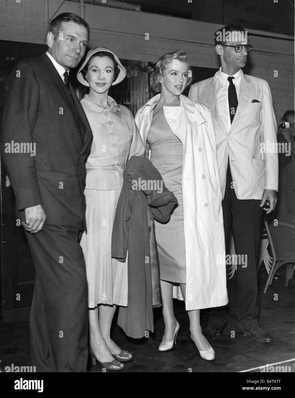 Actrice Marilyn Monroe photographiée avec son mari dramaturge Arthur Miller étant arrivé à l'aéroport de London Sir Laurence Olivier Banque D'Images