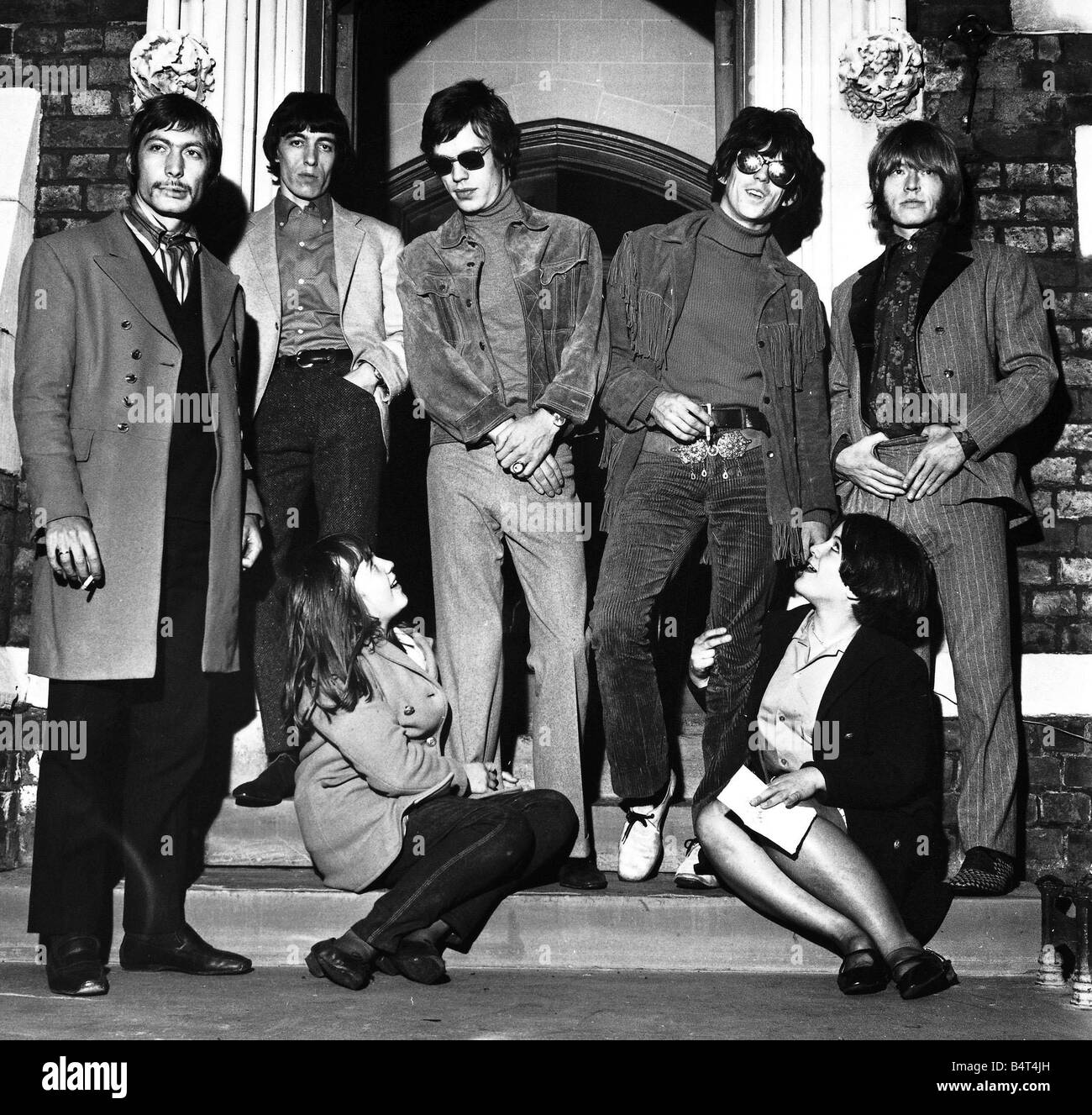 Rolling Stones Septembre 1966 il a été à nouveau rechercher dandyfied Rolling Stones qui posent avec deux jeunes fans sur les étapes des bandes Banque D'Images