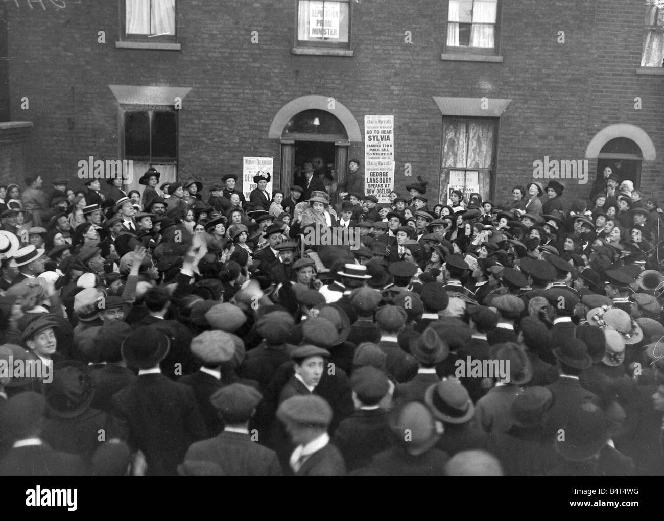 Mlle Sylvia Pankhurst d'être arrêté après avoir récupéré de sa grève de la faim au début de 1913 expériences Miss Pankhurst a été arrêté en vertu de la décharge temporaire prisonniers malades Loi canadienne sur la santé pour 1913, il était connu sous le nom de chat et souris Loi La Loi a permis au ministre de l'intérieur de les suffragettes quand avoir jeûné presque au point de dommage permanent et les oblige à faire rapport à la prison Miss Pankhurst a été publié huit fois mais n'est jamais retourné à Holloway quand elle était destinée à la Special Branch de Scotland Yard avait détectives de l'arrêter à chaque fois 1910 1913 Daily Mirror Banque D'Images