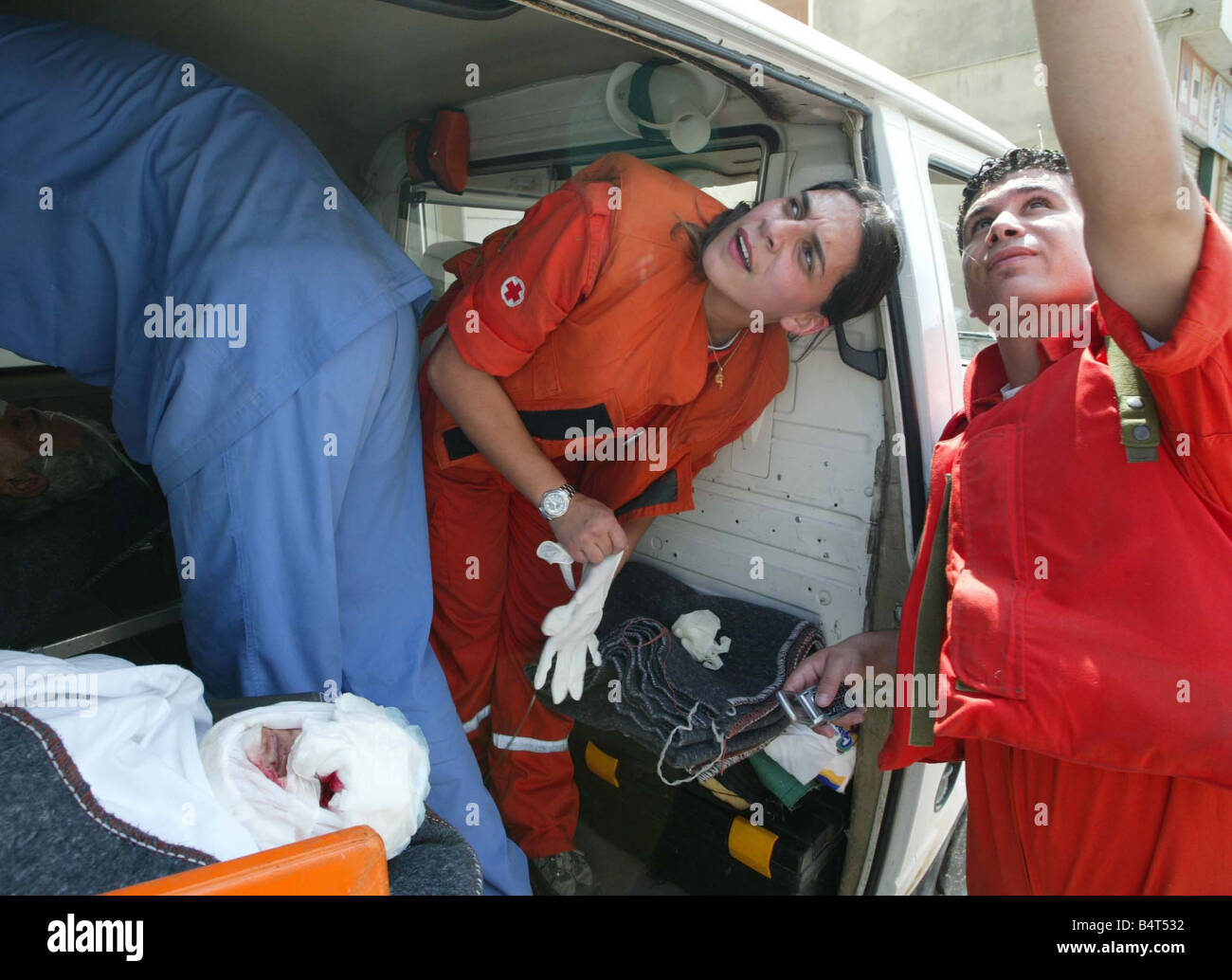 Les patients gravement blessés au Liban des pneus du bombardement israélien de la ville ont été transférés dans les hôpitaux de Beyrouth par la Croix-Rouge Notre photo montre pour la Croix-Rouge et regardez un jet israélien passent au-dessus Juillet 2006 Banque D'Images