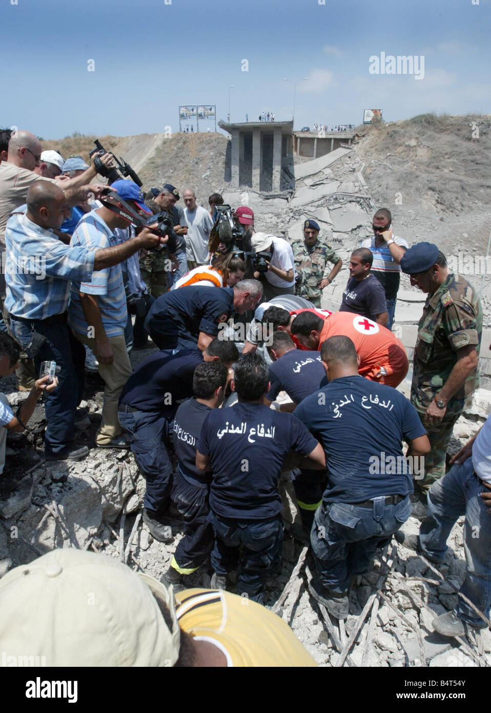 Israël lance une série de nouvelles attaques sur Beyrouth s'infrastructure Le pont endommagé Halat suite à sa démolition tôt le matin par l'armée de l'Israélien 27 miles au nord de Beyrouth le 4 août 2006, quatre ponts ont été bombardés au petit matin frappes israéliennes d'où une nouvelle manière isolée du sud du Liban les attaques qui ont tué et trois blessés et sectionné 11 liaisons de transport vital pour le nord du pays et la frontière avec la Syrie Notre photo montre le corps de Joseph Basill 62yrs un chrétien qui était sous le pont lorsqu'il a été bombardé d'août 2006 Banque D'Images