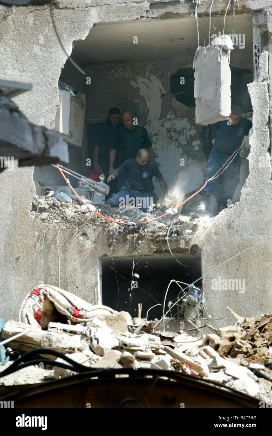 Beirut Homes détruits par une bombe israélienne dans le district de Shiyah Beyrouth gens creuser frénétiquement pour leurs proches dans les décombres avant une autre attaque par Israël août 2006 Banque D'Images