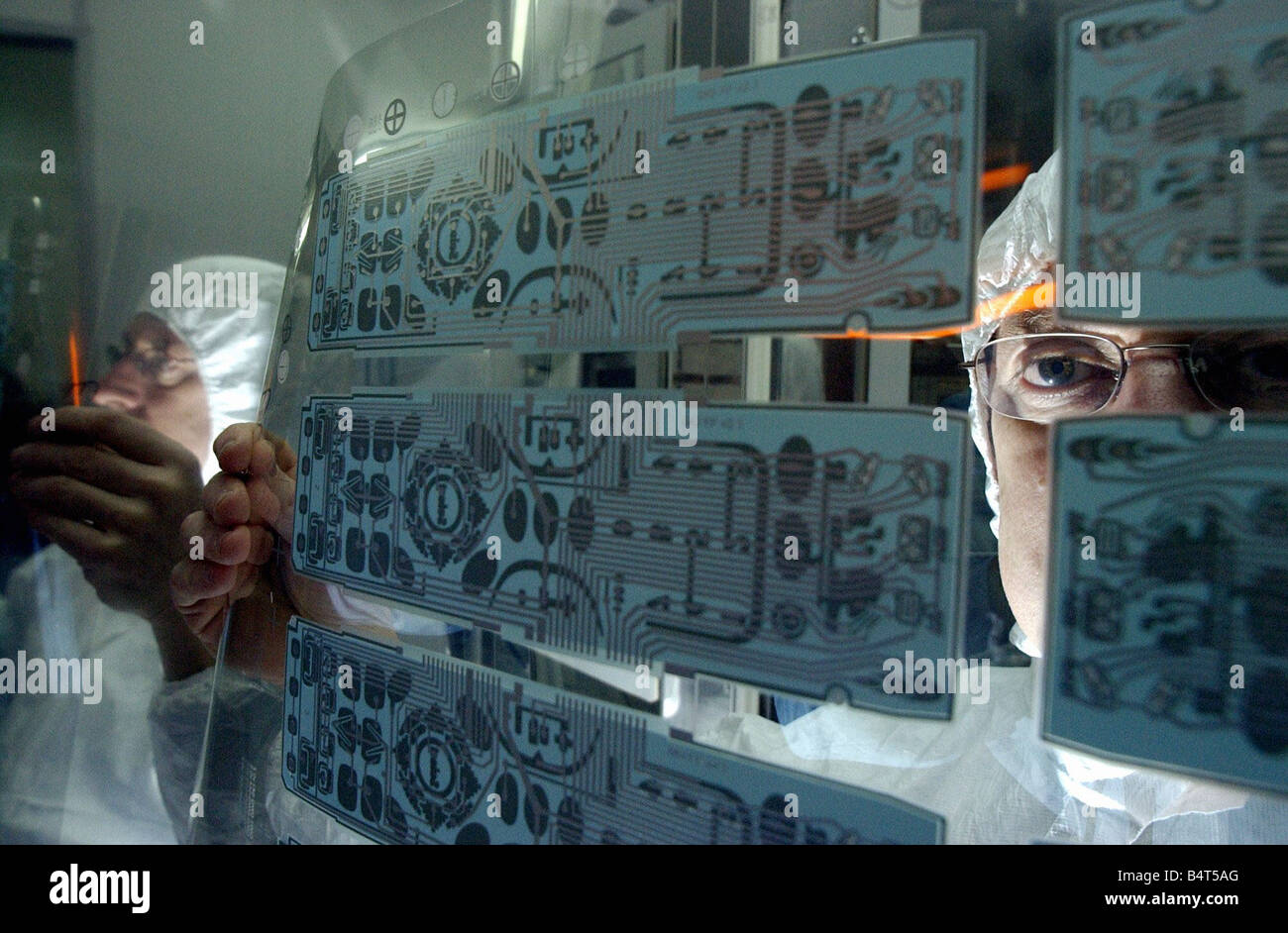 Peter Walker directeur technique du Pelikon inspecte visuellement une feuille imprimée des écrans utilisés dans la production de l'un dans l'une six Kameleon télécommande universelle faite par l'entreprise Janvier 2003 Banque D'Images