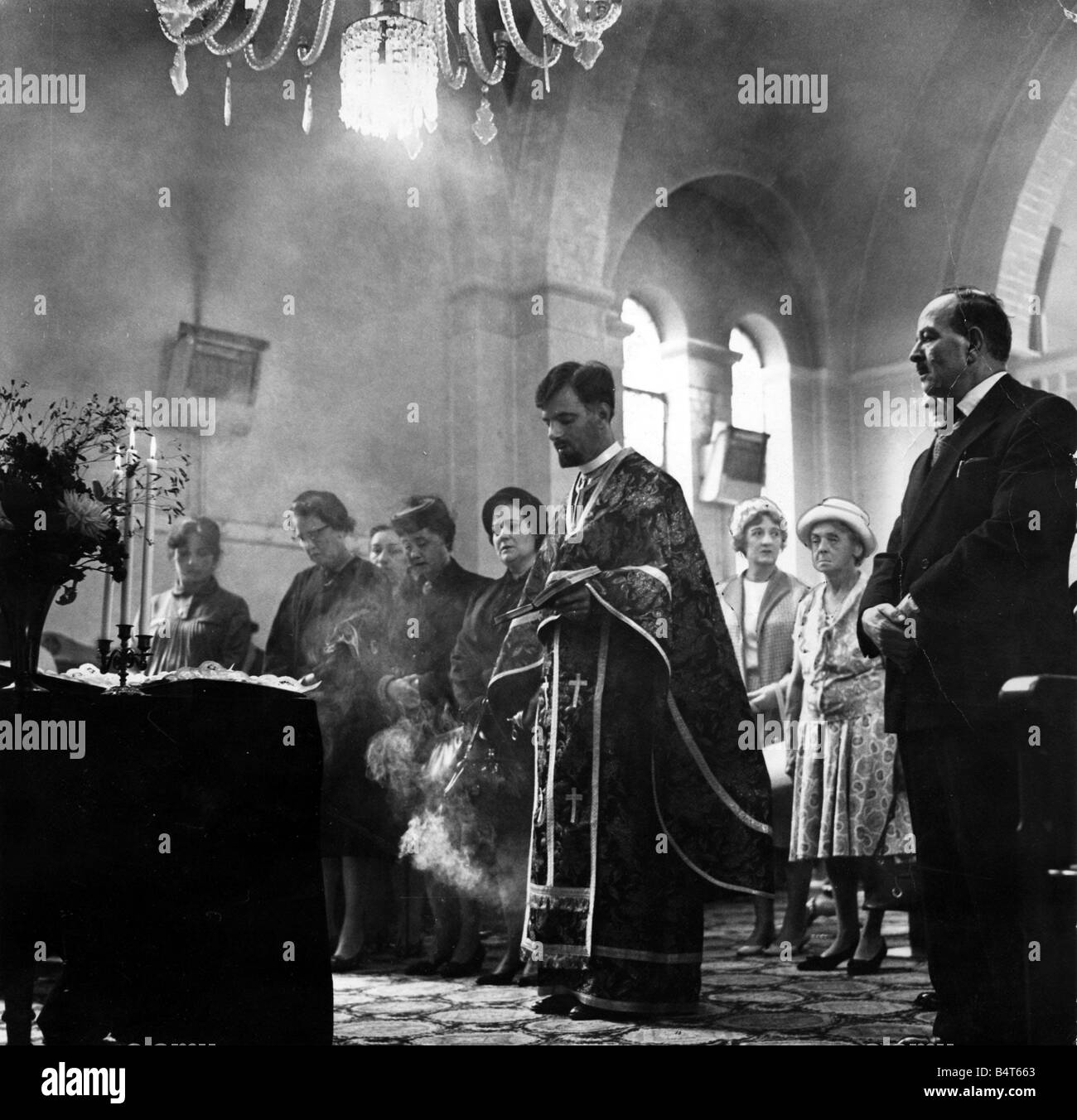 L'encens brûle comme père Spiros Desylas entonne au cours d'un service à l'Église orthodoxe grecque à Cardiff 28 Août 1963 Banque D'Images
