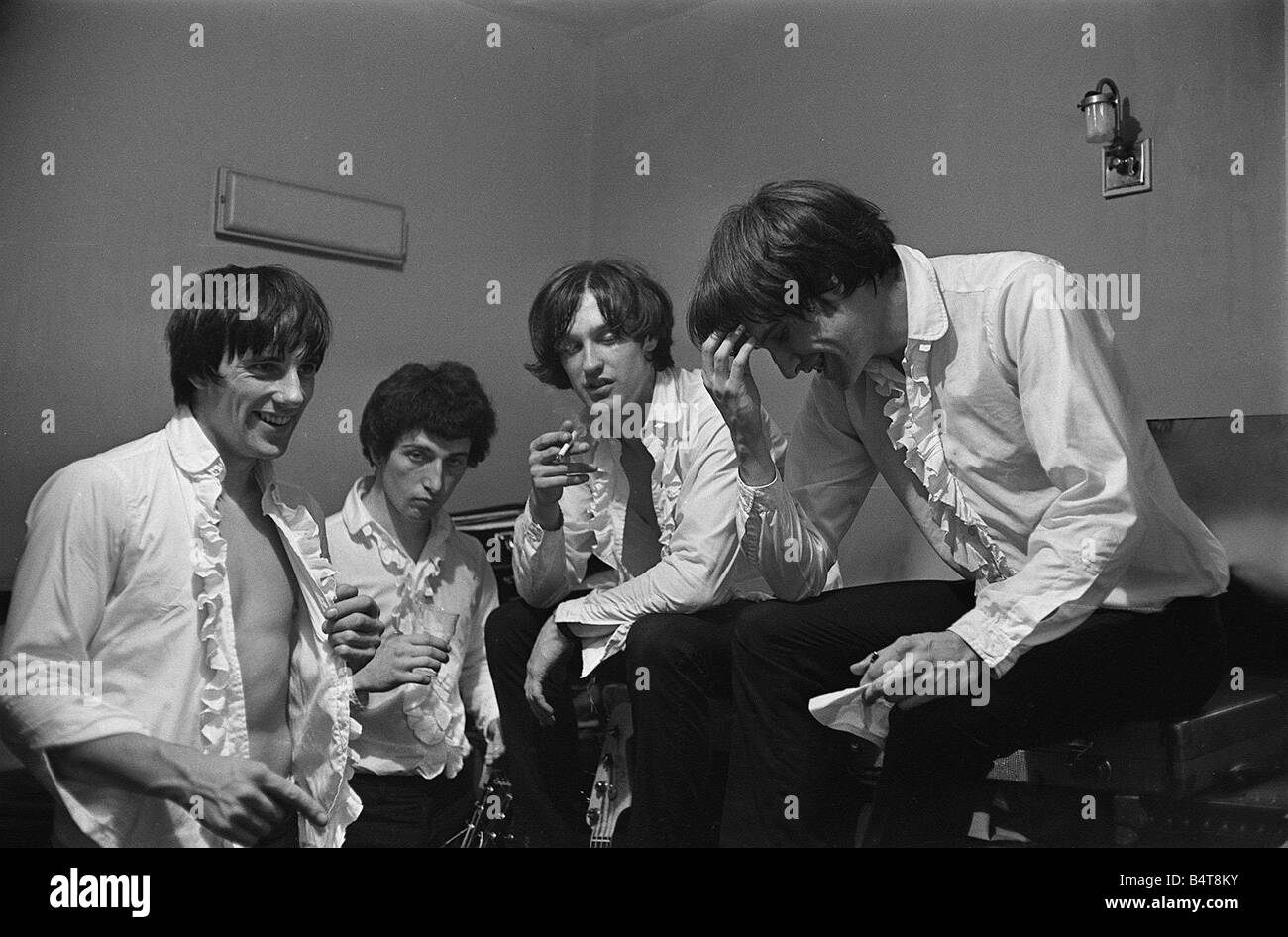 The Kinks pop group se détendre dans leur loge avant un concert septembre1964 Banque D'Images