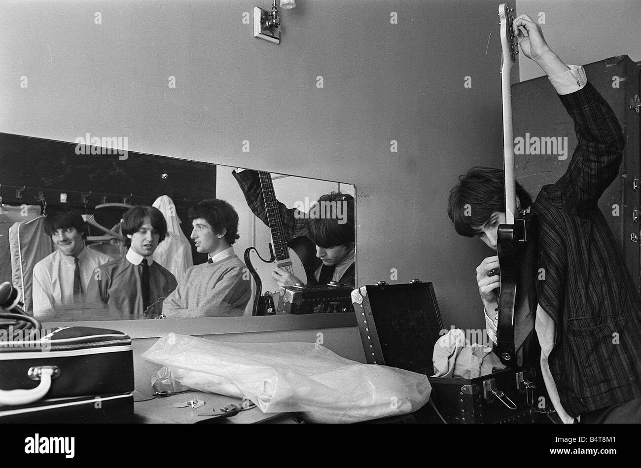 Dave Davies de The Kinks pop group à répéter dans leur loge avant un concert septembre1964 Banque D'Images