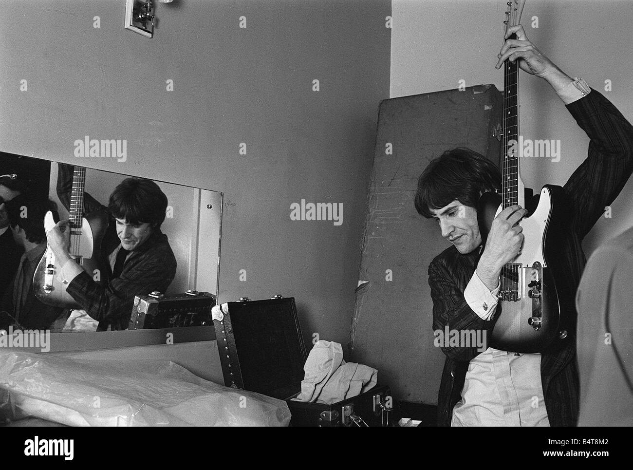 Dave Davies de The Kinks pop group à répéter dans leur loge avant un concert septembre1964 Banque D'Images