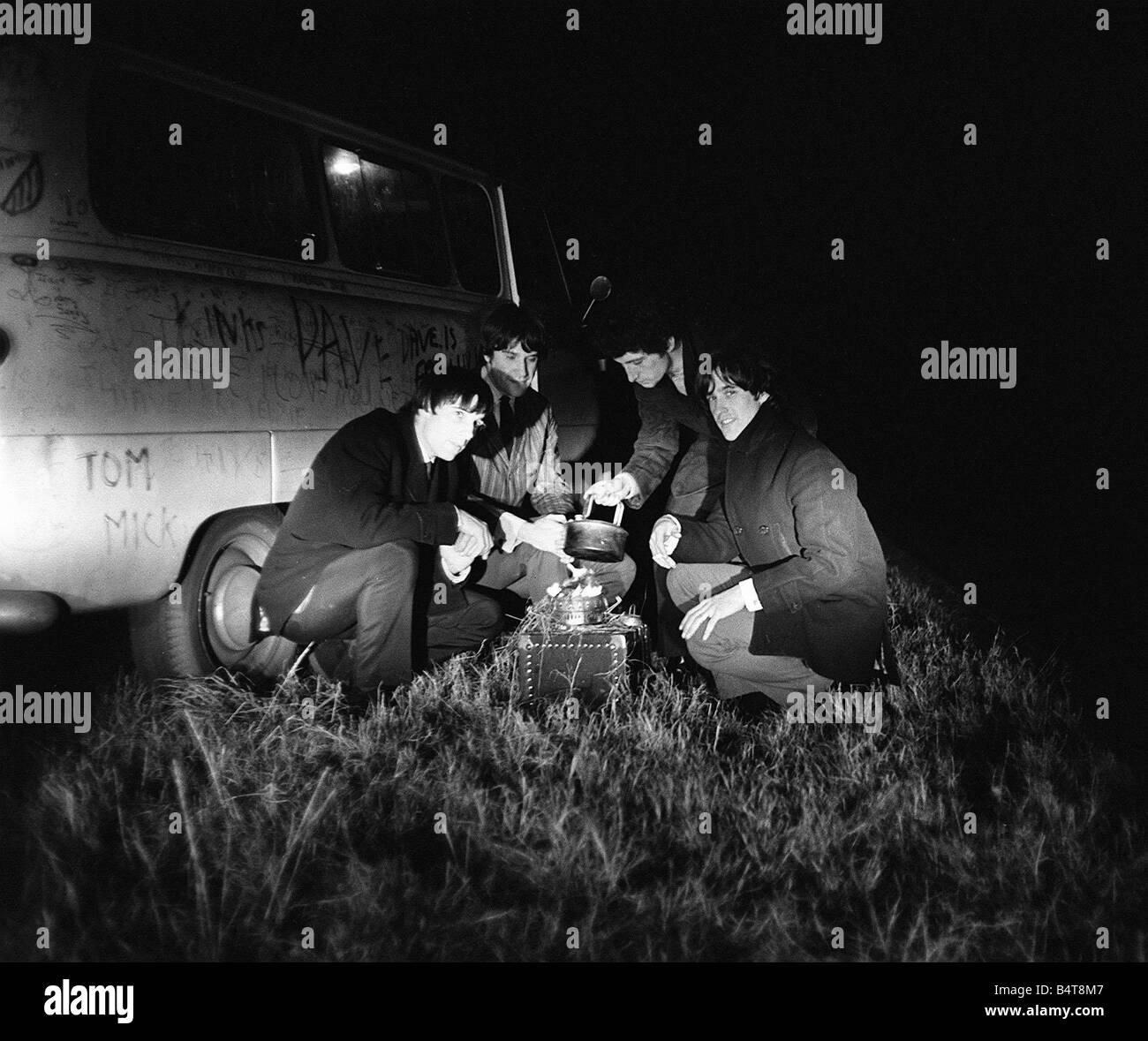 The Kinks pop group Septembre 1964 Ray Davies et Dave Davies faire du thé sur une cuisinière à côté de leur camion de tournée Banque D'Images
