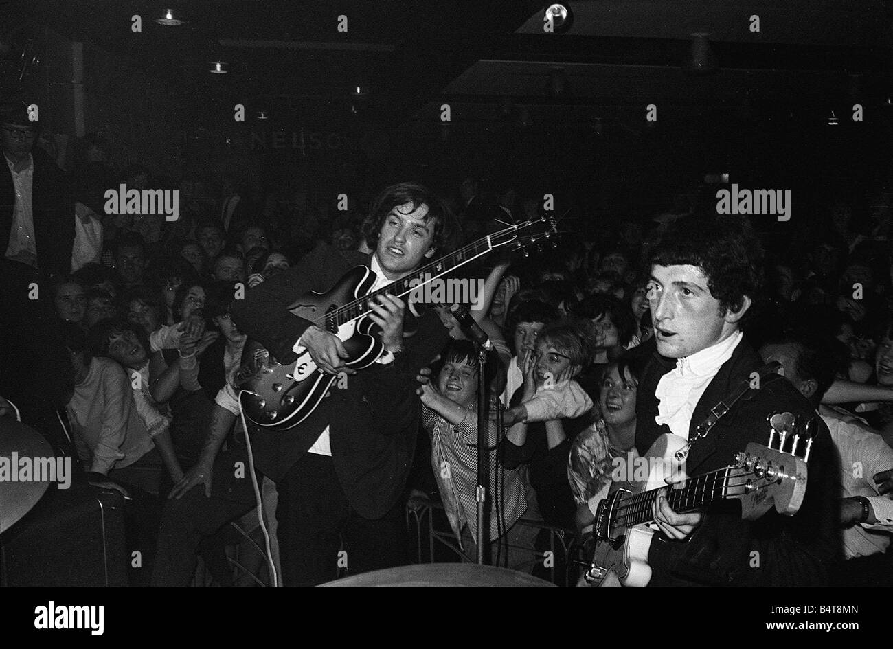 Ray Davies et Dave Davies de The Kinks pop groupe sur scène pendant un concert septembre 1964 Banque D'Images