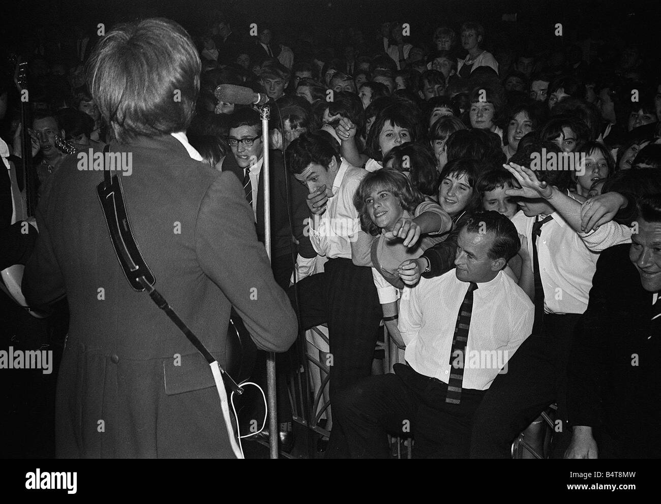 Les Kinks sur scène en chantant à une grande foule Septembre 1964 Banque D'Images