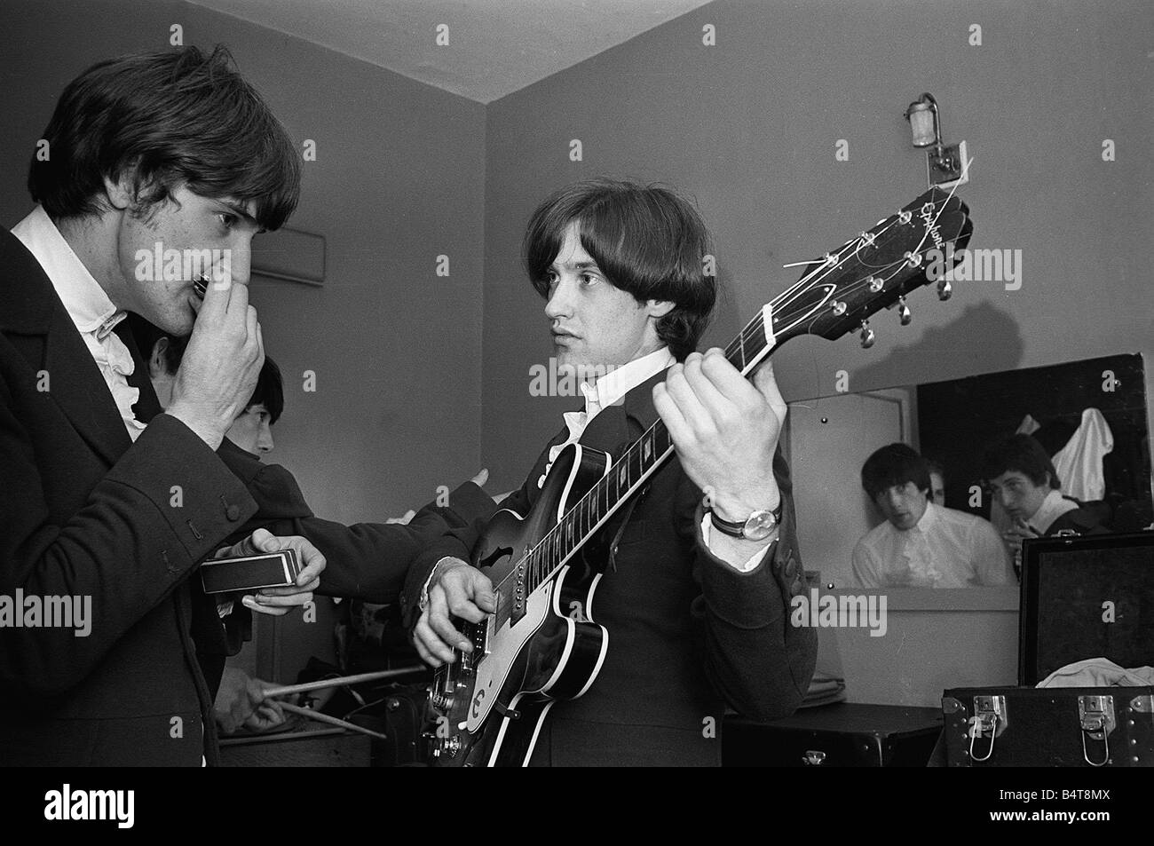 Ray Davies et Dave Davies de The Kinks pop group à répéter dans leur loge avant un concert septembre1964 Banque D'Images