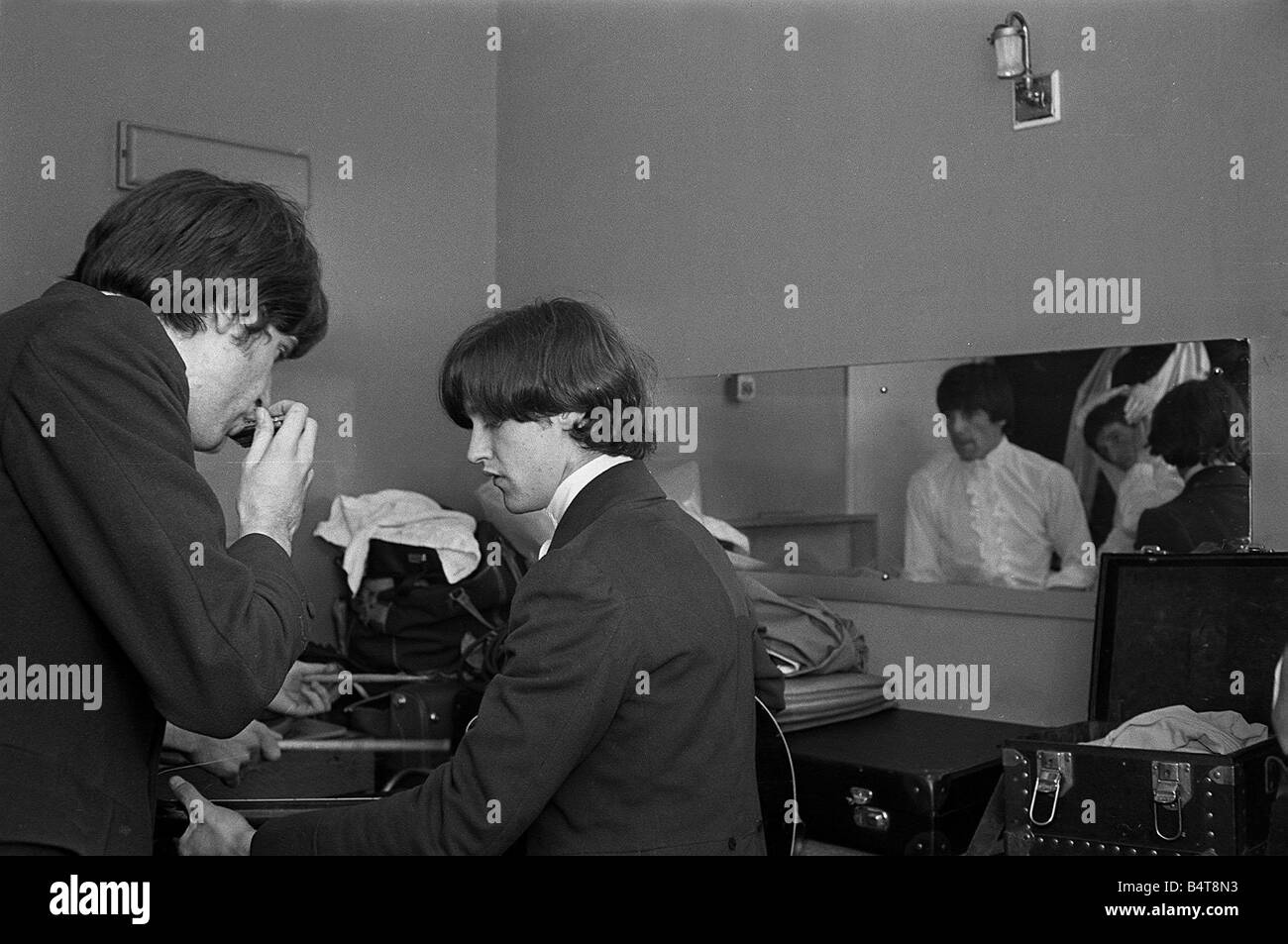 Ray Davies et Dave Davies de The Kinks pop group à répéter dans leur loge avant un concert septembre1964 Banque D'Images