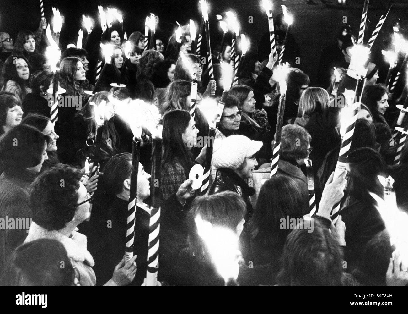 Les femmes avec des torches libbers blazing main une pétition à no 10 Downing St Février 1972 Banque D'Images