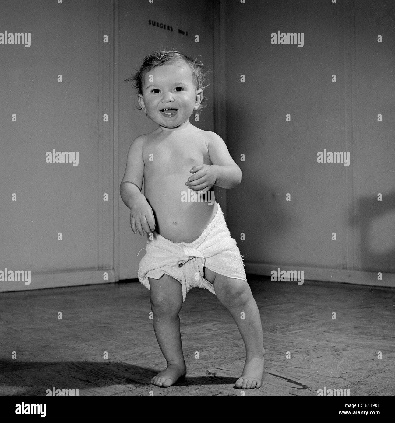Un Bebe De 14 Mois Sur La Clinique Toddles Bebe Avant D Aller A La Chirurgie Medecins Vers 1957 Photo Stock Alamy