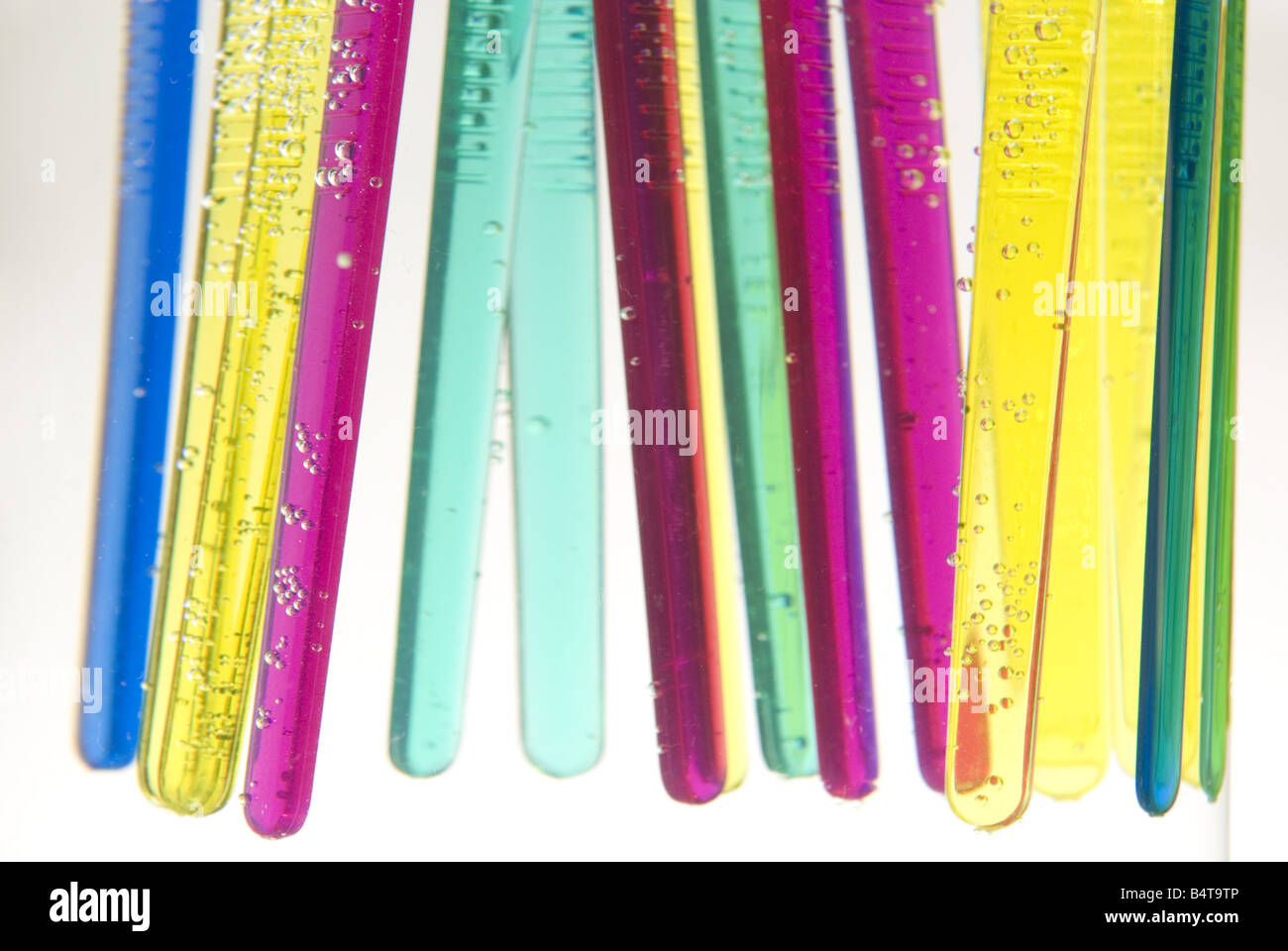 Détail de l'immergé et brosses à dents de couleur vive flottant Banque D'Images