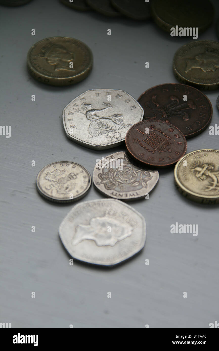 Les pièces de monnaie sterling britannique table sur uk Banque D'Images