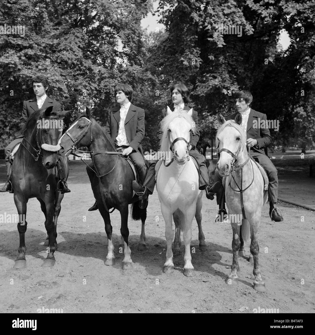 Les Kinks prennent leur première leçon d'équitation de Rotten Row dans Hyde Park en août 1964. Banque D'Images