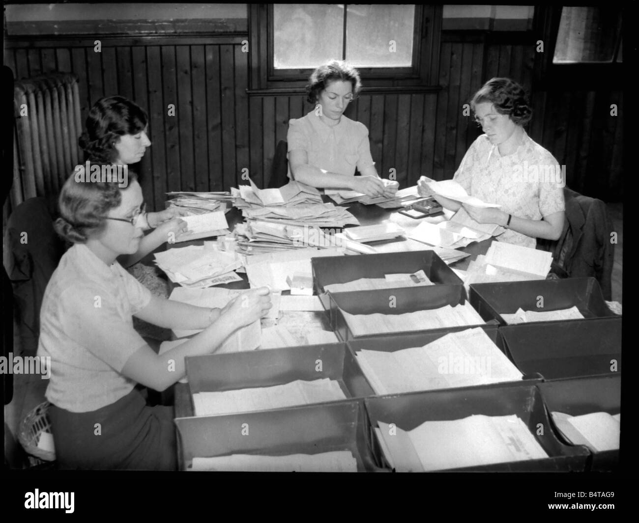 Le rationnement de l'essence Septembre 1939 femmes du ministère de l'approvisionnement au crible les demandes de bons d'essence à l'éclatement de la deuxième guerre mondiale Banque D'Images Le rationnement de l'essence Septembre 1939 femmes du ministère de l'approvisionnement au crible les demandes de bons d'essence à l'éclatement de la deuxième guerre mondiale Banque D'Images