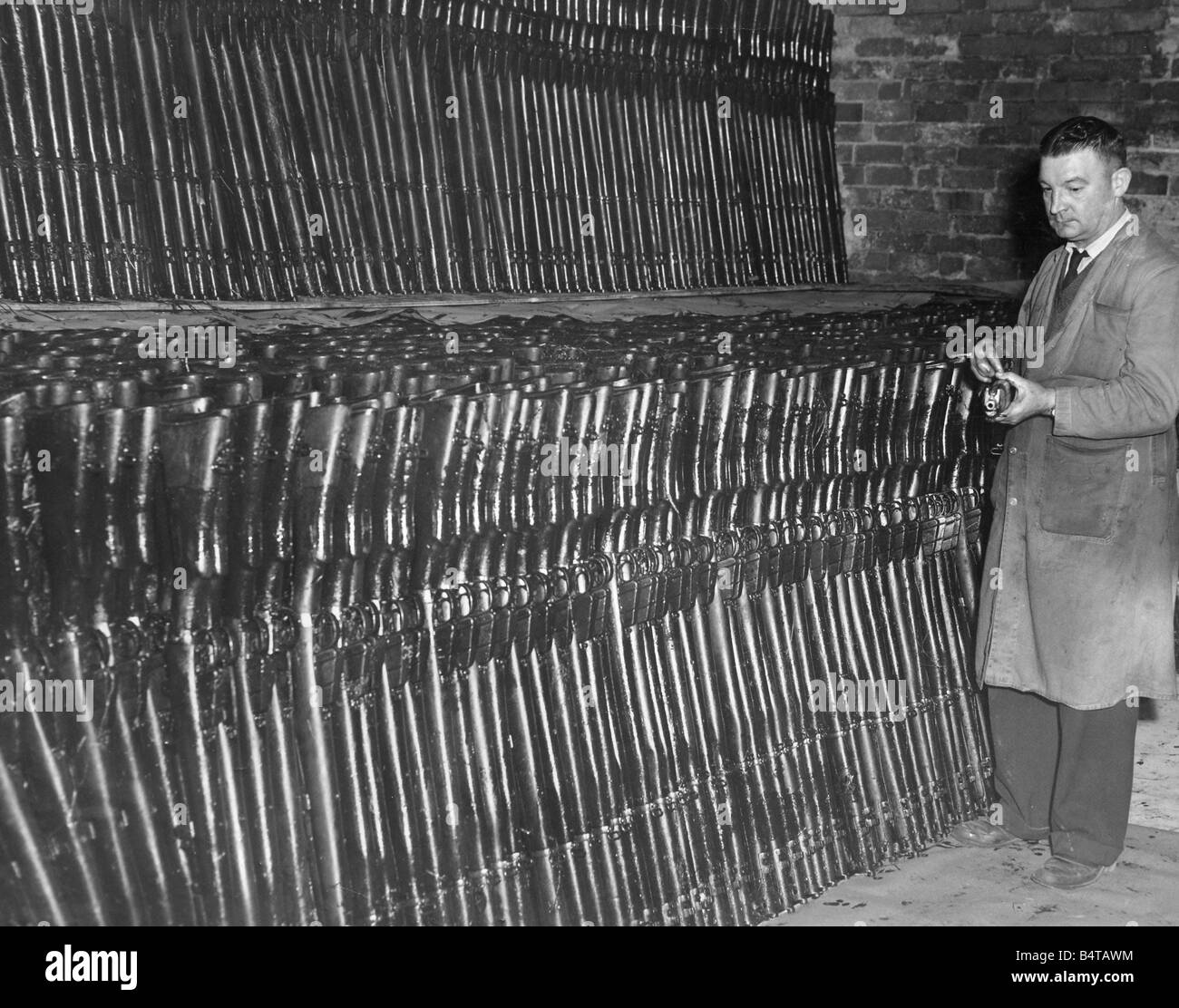 Trimestre d'armes à feu 7 11 1958 Birmingham certains des milliers de fusils SMLE au manège militaire de Small Heath Hall avec M. Kenneth Parker Banque D'Images Trimestre d'armes à feu 7 11 1958 Birmingham certains des milliers de fusils SMLE au manège militaire de Small Heath Hall avec M. Kenneth Parker Banque D'Images