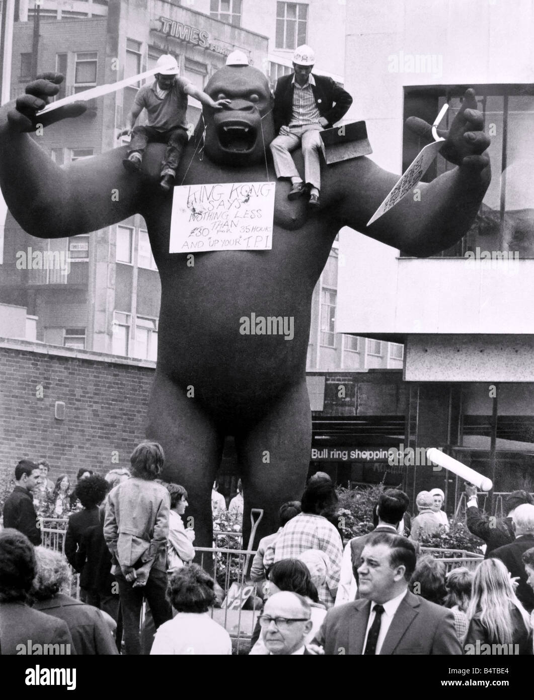 Les deux ouvriers du bâtiment mise en scène leur démonstration s'asseoir sur les épaules de King Kong cet après-midi 14 juillet 1972 Banque D'Images