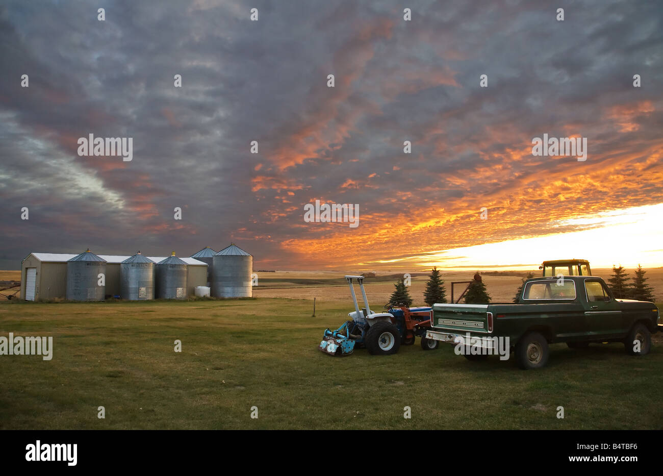 Coucher du soleil sur une ferme Banque D'Images