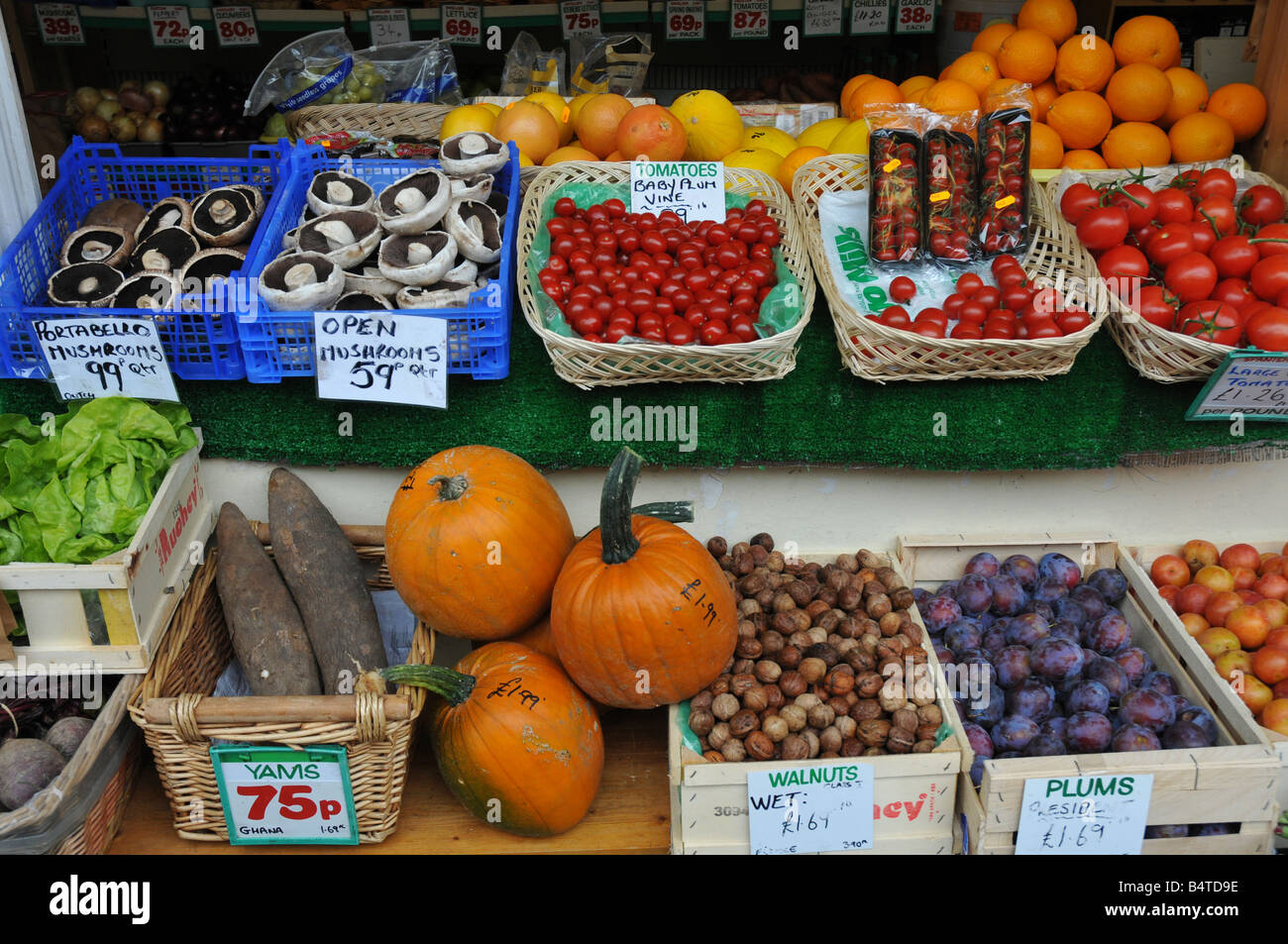Des produits frais Fruits et légumes en vente au marché de pannier de Barnstaple dans le Nord du Devon en Angleterre. Banque D'Images