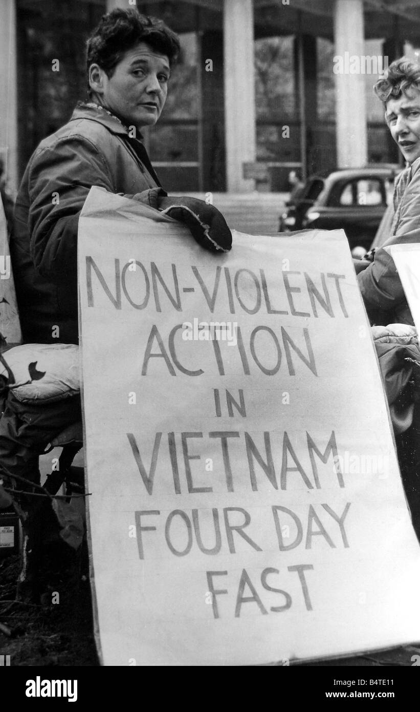 Militant pacifiste Pat Arrowsmith sur 4 jours rapidement dans une protestation non-violente contre la guerre du Vietnam à l'extérieur de l'ambassade des États-Unis à Grosvenor Square Londres Mars 1968 Banque D'Images