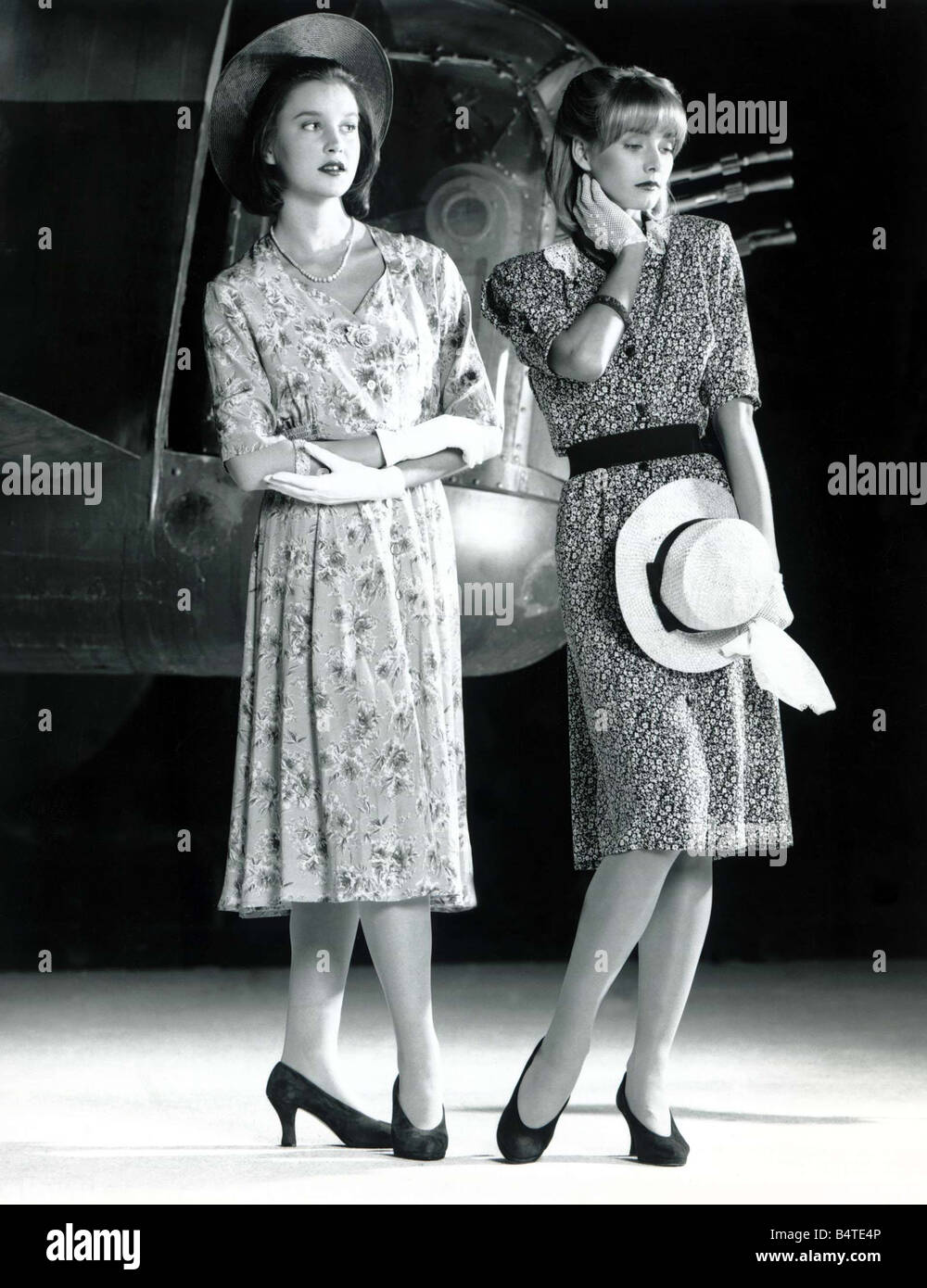 La quarantaine flirty Photographie prise en 1988, mais basé sur un style années 40, circa 1940 robe à fleurs avec des gants chapeaux et talons bijoux collier perles mirrorpix Banque D'Images
