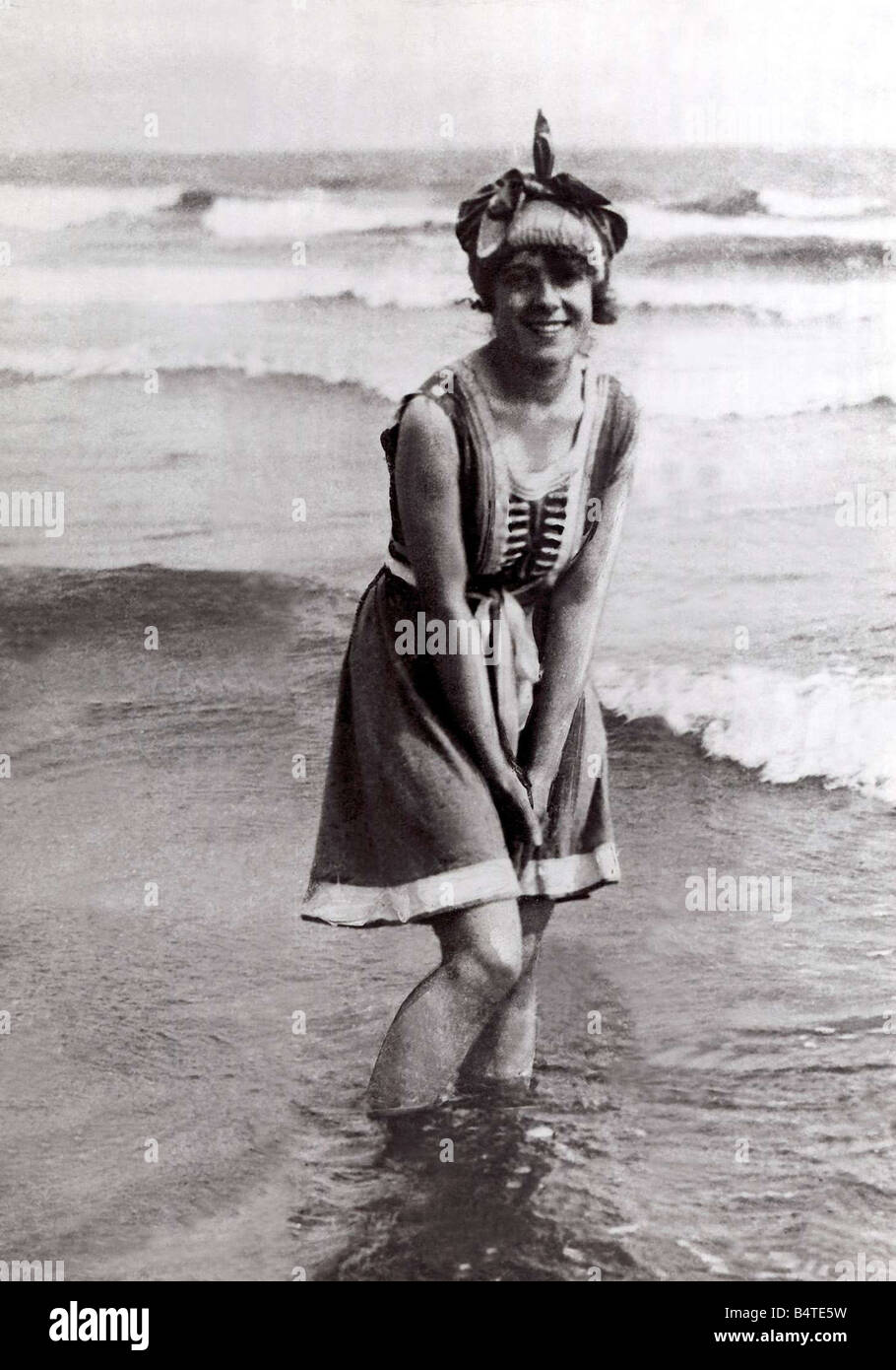 Scène de bord de mer de 1915 à 1910 vêtements mode Mirrorpix Banque D'Images
