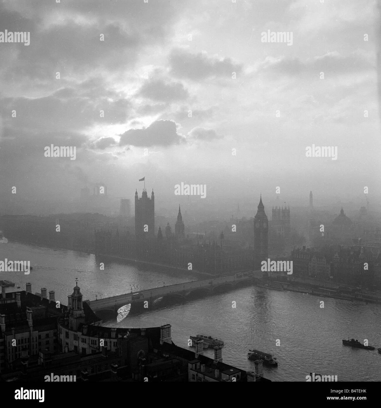 Les chambres du Parlement sur la Tamise à Londres vue ici à la fin de l'hiver soleil vers 1950 Banque D'Images